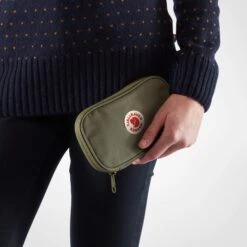 FJÄLLRÄVEN KÅNKEN TRAVEL WALLET - Portmonee 13 FJÄLLRÄVEN KÅNKEN TRAVEL WALLET - Portmonee -Camping Im Freien 304068007 d kanken travel wallet fjaellraeven 1 1