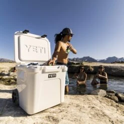 Yeti Coolers ROADIE 48 WHEELED - Kühlbox -Camping Im Freien 5638039355 z roadie 48 wheeled yeti coolers 24